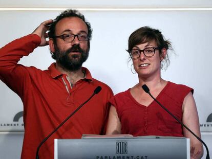 Los diputados de la CUP Benet Salellas y Mireia Vehí.
