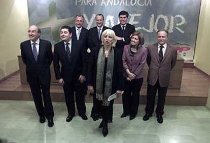 Teófila Martínez (en el centro), junto a los cabezas de lista de todas las provincias andaluzas, ayer, en el acto de presentación.