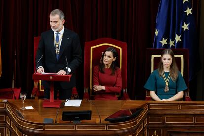 El rey Felipe pronuncia el discurso de apertura de la XV Legislatura de las Cortes Generales, ante la reina Letizia y la princesa Leonor, este miércoles en el Congreso de los Diputados.