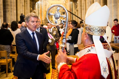 Feijóo saluda al arzobispo de Santiago en la catedral, durante la Ofrenda Nacional al Apóstol.