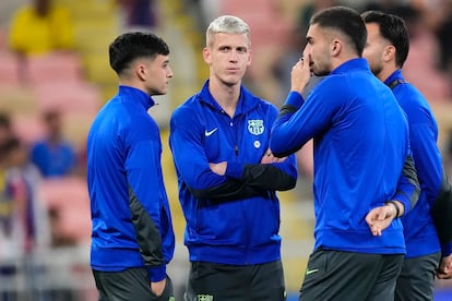 Dani Olmo (centro) en la previa del partido de la Supercopa de España Athletic - Barcelona.