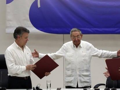 El presidente Santos y el jefe de las FARC, Timochenko, en junio en Cuba.