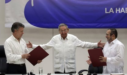 El presidente Santos y el jefe de las FARC, Timochenko, en junio en Cuba.
