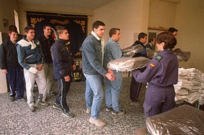 Varios soldados recogen mantas y sábanas, ayer, en el cuartel de Getafe.