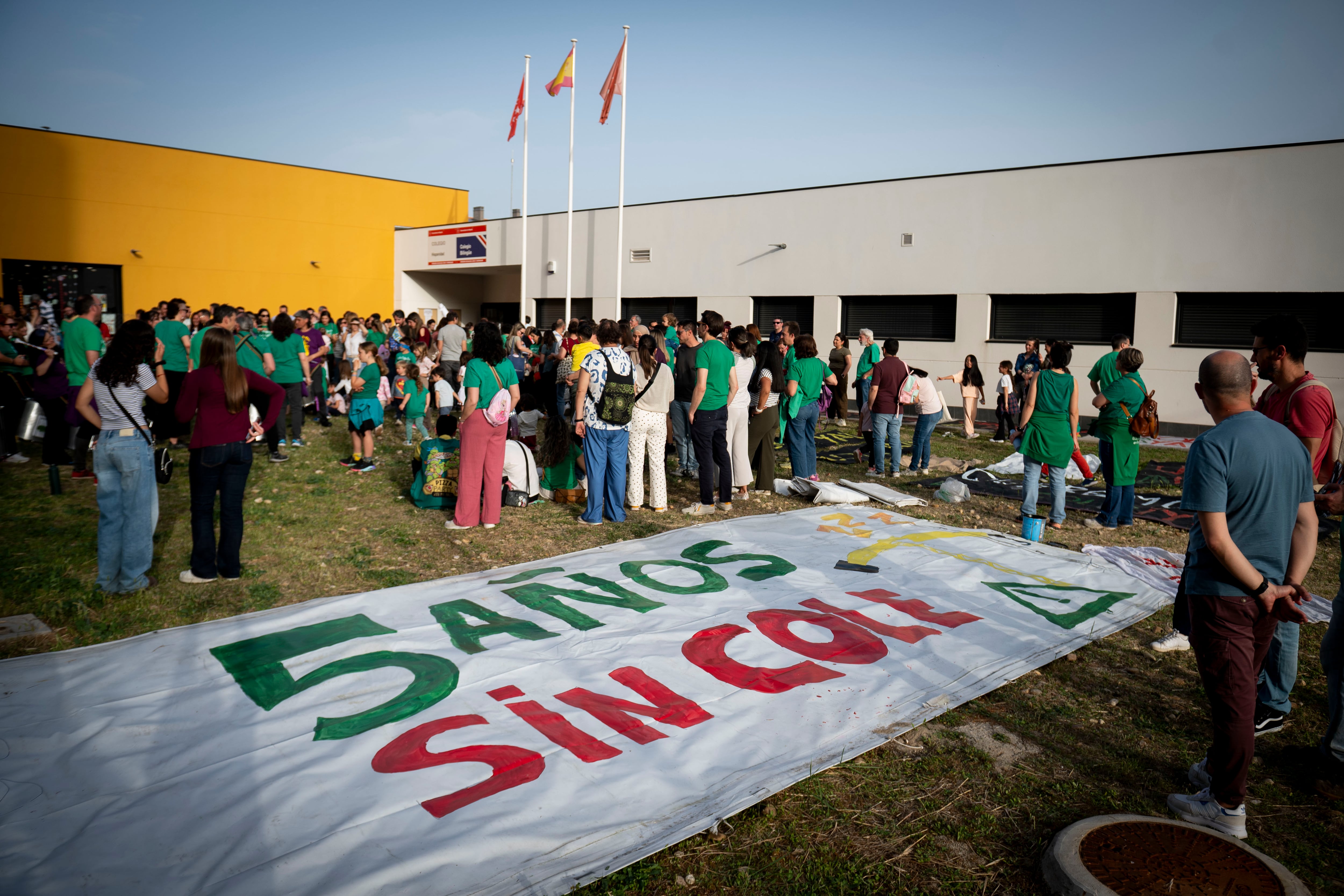 Las familias del CEIP Hispanidad durante el encierro, la tarde de este viernes.