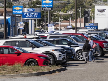 Clientes en un concesionario que vende coches de gasolina en Colma, California (Estados Unidos), el 22 de julio de 2022.