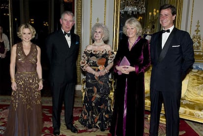 Eugenia Martínez de Irujo, el príncipe Carlos, la duquesa de Alba, Camila y Cayetano Martínez de Irujo.