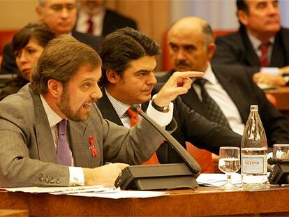 Los diputados del PP Arístegui (izquierda) y Moragas, en la comisión.