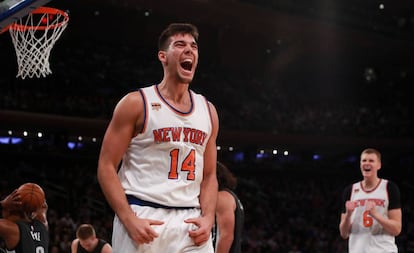 Willy Hernangómez celebra una de sus canastas ante los Nets.