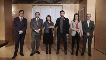 Los equipos negociadores del PSOE y de ERC, en el Congreso.