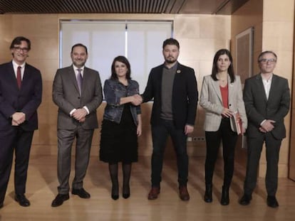 Los equipos negociadores del PSOE y de ERC, en el Congreso.