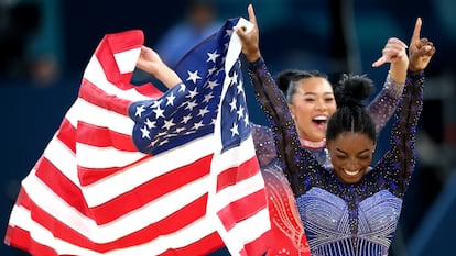 La nueva campeona olímpica, Simone Biles, con su amiga y campeona en Tokio, Sunisa Lee, ganadora de la medalla de bronce en París.