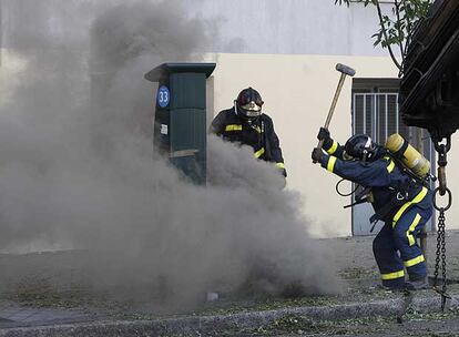 Los bomberos abrieron boquetes en el suelo para refrescar la galería incendiada y segmentar el fuego subterráneo en la callle del Alcalde Sáinz de Baranda.