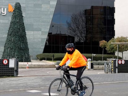 Un ciclista pasa ante la sede de la compañía energética Naturgy este martes en Madrid. 