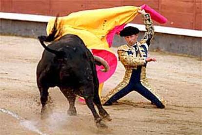 Pepín Liria, durante el primer toro de la tarde.