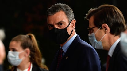 Spain's PM Pedro Sánchez, center, leaves the building after the Saturday session of a EU summit in Brussels.