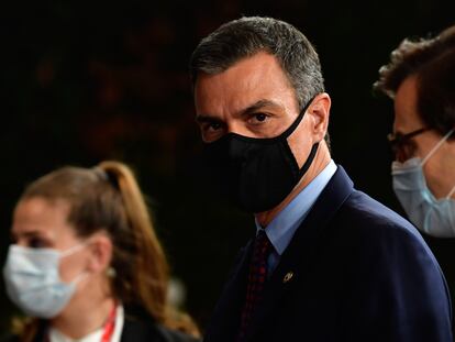 Spain's PM Pedro Sánchez, center, leaves the building after the Saturday session of a EU summit in Brussels.