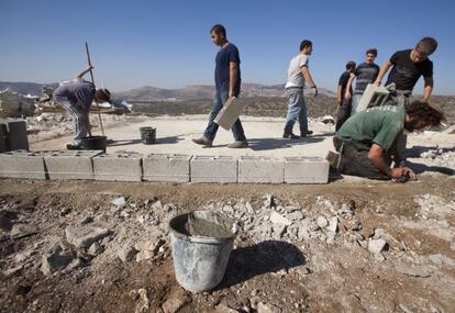 Colonos judíos limpian escombros tras la demolición de una sinagoga ilegal en el asentamiento de Itamar, el pasado 1 de diciembre.