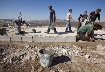 Colonos jud&iacute;os limpian escombros tras la demolici&oacute;n de una sinagoga ilegal en el asentamiento de Itamar, el pasado 1 de diciembre. 