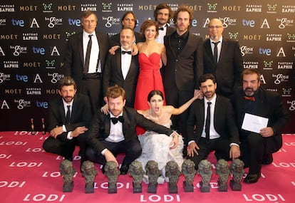 El equipo de 'La isla mínima' posa con los 10 Goyas que logró la película en la 29 edición de los Goya.
