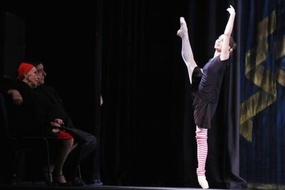 La bailarina Alicia Alonso y su esposo y director del Museo del Ballet de Cuba Pedro Sim&oacute;n Mart&iacute;nez observan el ensayo de la compa&ntilde;&iacute;a titular cubana el 6 de junio en el Centro de Bellas Artes de San Juan de Puerto Rico.