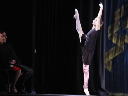 La bailarina Alicia Alonso y su esposo y director del Museo del Ballet de Cuba Pedro Sim&oacute;n Mart&iacute;nez observan el ensayo de la compa&ntilde;&iacute;a titular cubana el 6 de junio en el Centro de Bellas Artes de San Juan de Puerto Rico.