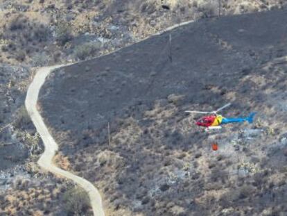 El avance del fuego ha provocado la evacuación de viviendas en Artenara y Tejeda. Los bomberos trabajan contra el reloj porque una ola de calor que llegará a la isla. Un segundo incendio obliga a evacuar a 25 personas