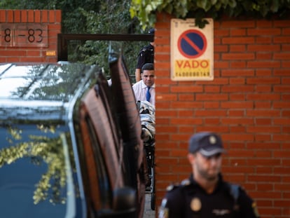 Un operario traslada uno de los cadáveres hallados este jueves en Madrid.