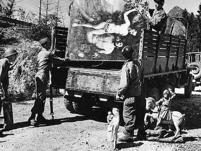 Un grupo de militares, durante el traslado de obras de arte recuperadas en la cueva de Herman Goering en Konigsee en mayo de 1945.