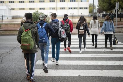 Un grupo de alumnos de la Escuela de Cuchillería (al fondo) llega al centro.