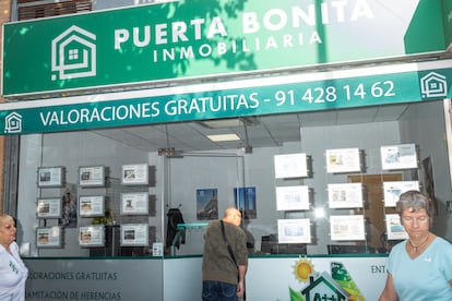 Una inmobiliaria en la calle General Ricardos.