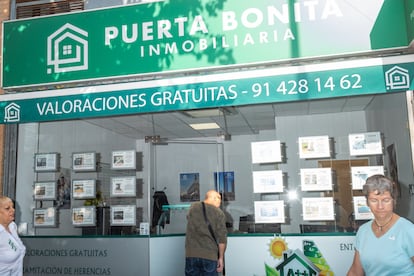 Una inmobiliaria en la calle General Ricardos. 