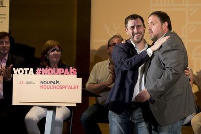 Oriol Junqueras, junto al exdiputado del PSC Toni Com&iacute;n, ayer, en L&#039;Hospitalet