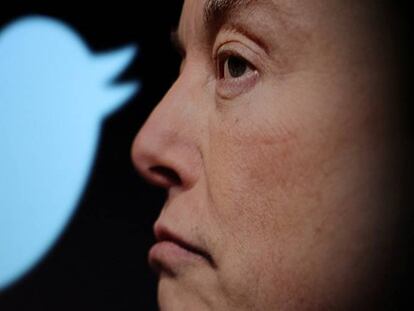 Elon Musk junto al logo de la red social Twitter.