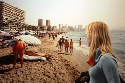 Una visitante ante la fotografía <i>Benidorm,</i> de Gunnar Knechtel, en la galería Spectrum de Zaragoza.