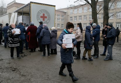 Unos ciudadanos recibían ayuda humanitaria de la Cruz Roja, el pasado marzo en la ciudad de Donetsk.