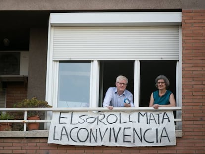 Veïns de la plaça del Sol que han recorregut a un sonòmetre.