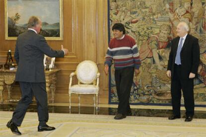 El presidente electo de Bolivia, Evo Morales, durante su audiencia con el rey Juan Carlos en el palacio de la Zarzuela el pasado miércoles.