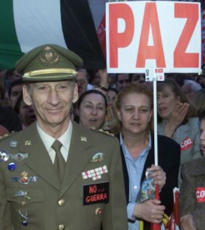 El coronel retirado Amadeo Martínez Inglés en una manifestación contra la guerra de Irak en 2003.