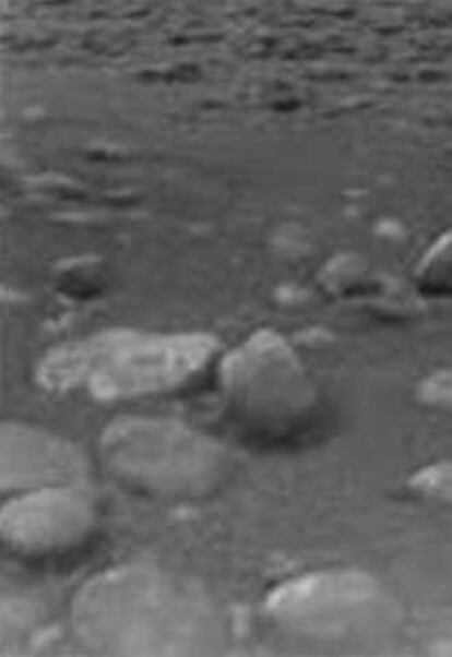 Fotografía tomada en el suelo de la luna Titán por la sonda <i>Huygens.</i>