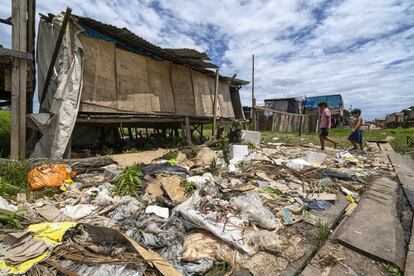 Iquitos es una ciudad en continuo crecimiento, con casi 480.000 habitantes censados en 2017, es la séptima ciudad más poblada de Perú. El éxodo de zonas rurales a estas urbes es común, pero muchos acaban viviendo en asentamientos informales en el extrarradio, sin asfaltar, en zonas inundables, en condiciones poco higiénicas y con falta de servicios públicos.