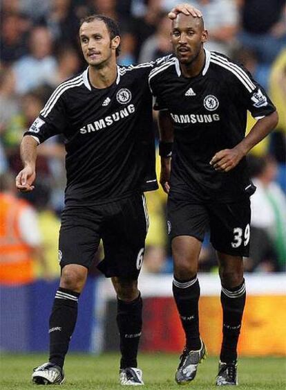 El portugués Carvalho felicita a Anelka por su gol ante el City.