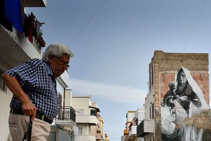 Un anciano camina por una calle en Lampedusa.