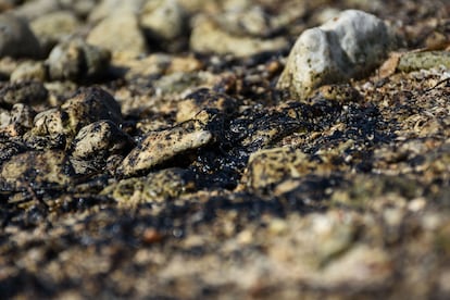 Restos de combustible sobre rocas de Playa Bonita. 