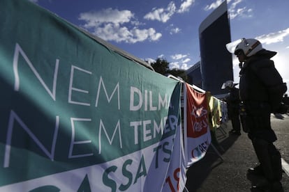 Manifestantes protestam no julgamento da chapa Dilma-Temer. "Nem Dilma nem Temer", diz o cartaz