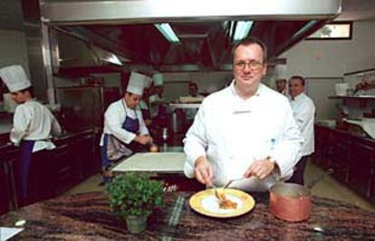 Joachim Hess, cocinero del restaurante alemán Goldener Pflugg, en la cocina de El Girasol en Moraira.