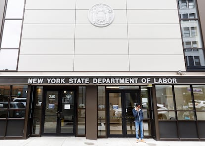 Un hombre frente a una oficina cerrada del ministerio de Trabajo de Nueva York, este viernes.