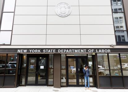 Un hombre frente a una oficina cerrada del ministerio de Trabajo de Nueva York.