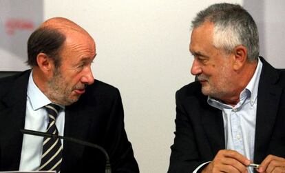 Alfredo P&eacute;rez Rubalcaba conversa con Jos&eacute; Antonio Gri&ntilde;&aacute;n, ayer en la ejecutiva del PSOE.
