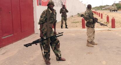 Miembros del ej&eacute;rcito somal&iacute; en Mogadiscio.